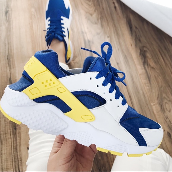 Nike Shoes - Nike huarache run